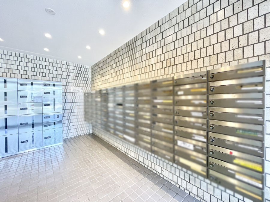 ���̑� �|�X�g�̓G���g�����X���ɂ���̂ŉJ�ɔG�ꂸ�X�ւ��󂯎��܂��ˁI