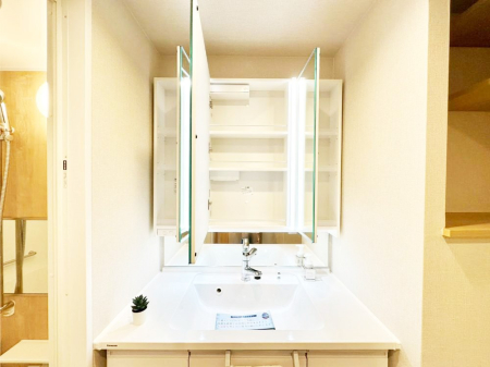 ���̑����� �O�ʋ��̗��ɁA���ϕi��q���p�i�Ȃǂ����[�\�B���ʑ����������ƕۂ��܂��I