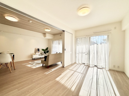 ���̑����� ���r���O�ɗאڂ����m���B�����˂��J������ƃ��r���O�ƌq����e���̋�Ԃɕϐg�I