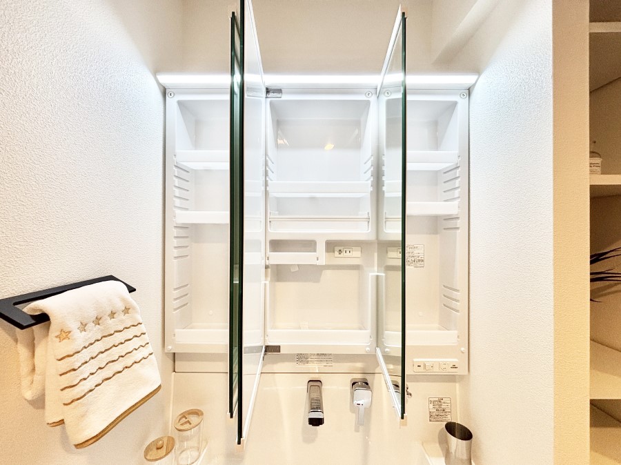 ���̑����� �O�ʋ��̗��ɁA���ϕi��q���p�i�Ȃǂ����[�\�B���ʑ����������ƕۂ��܂��I