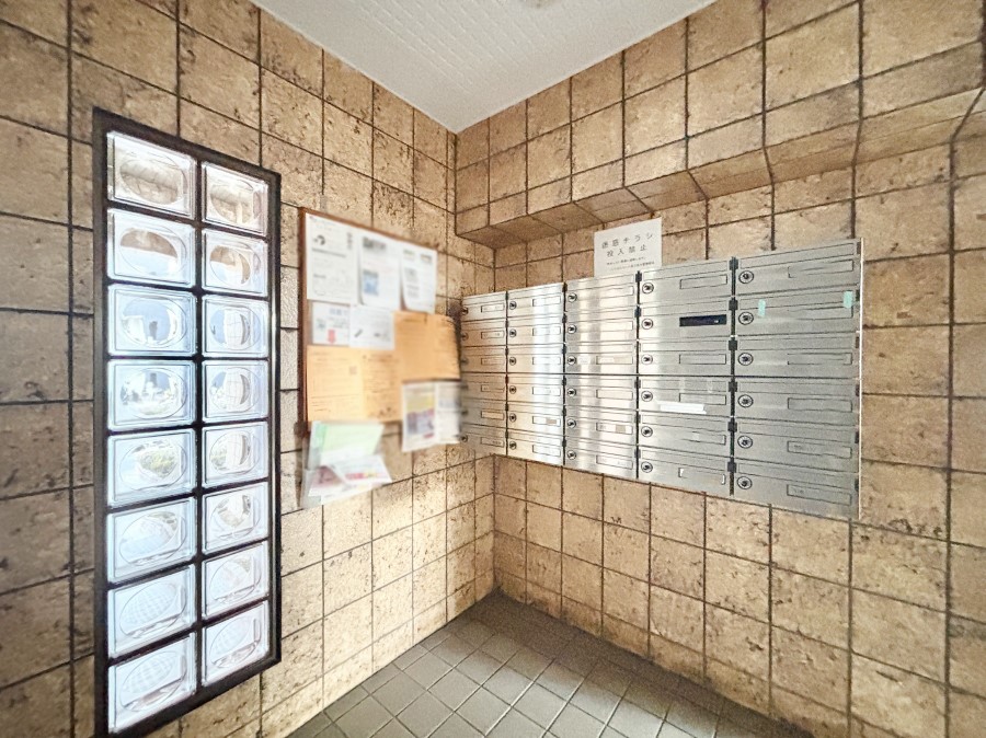 ���̑� �|�X�g�̓G���g�����X���ɂ���̂ŉJ�ɔG�ꂸ�X�ւ��󂯎��܂��ˁI