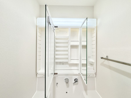 ���̑����� �O�ʋ��̗��ɁA���ϕi��q���p�i�Ȃǂ����[�\�B���ʑ����������ƕۂ��܂��I