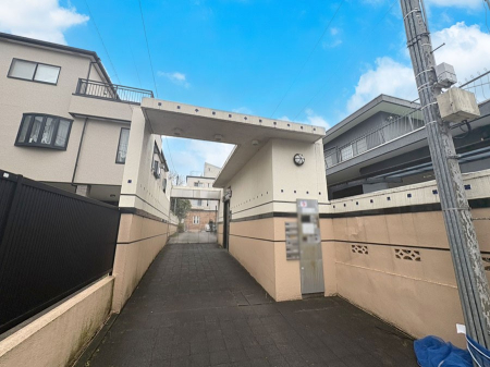 �G���g�����X �O�� �Y��ȃG���g�����X�́A���Z�҂�D�����}������Ă���܂�  