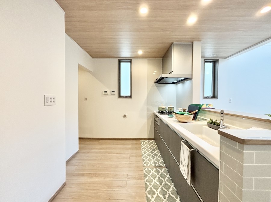 �L�b�`�� �u�₩�ȕ����ʂ蔲����L�b�`���B��������̂Ŗ��邭���C�ɂ��𗧂��܂��B