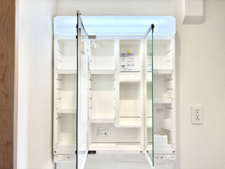 ���̑����� �O�ʋ��̗��ɁA���ϕi��q���p�i�Ȃǂ����[�\�B���ʑ����������ƕۂ��܂��I