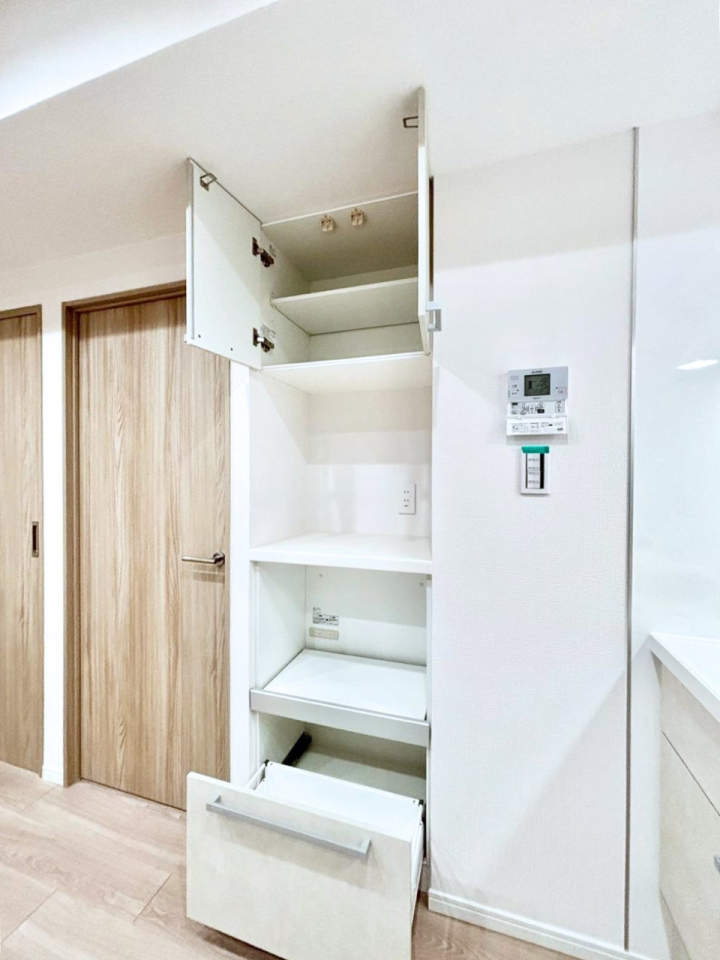 ���̑����� �J�b�v�{�[�h���W�������B�d�q�����W�E���ъ�Ȃǂ�u���܂��B