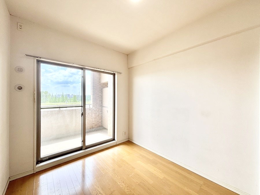 ���̑����� �o���R�j�[���J�������v���X���Ă����m��  