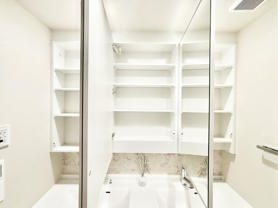 ���̑����� �O�ʋ��̗��ɁA���ϕi��q���p�i�Ȃǂ����[�\�B���ʑ����������ƕۂ��܂��I