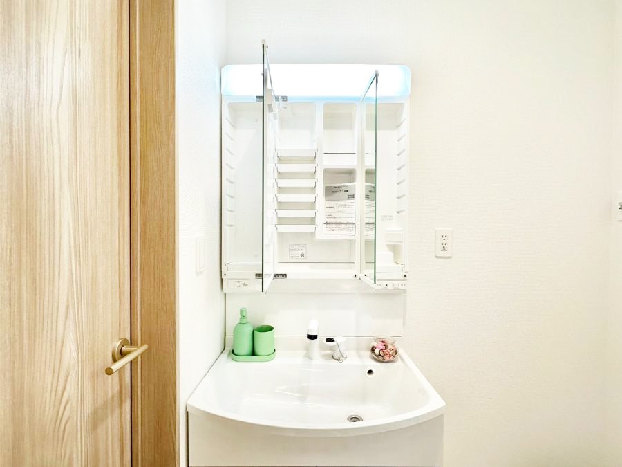 ���̑����� �O�ʋ��̗��ɁA���ϕi��q���p�i�Ȃǂ����[�\�B���ʑ����������ƕۂ��܂��I