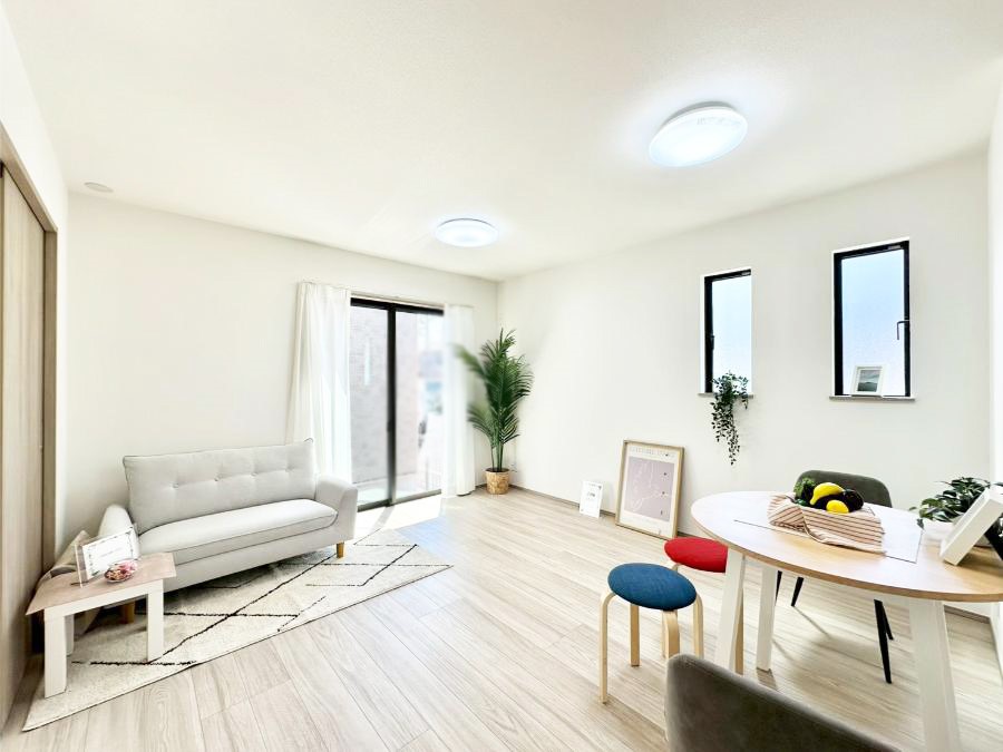 ���r���O ���R������荞�܂�A�Ƒ��c���̏ꏊ�𖾂邭���o