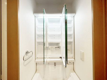 ���̑����� �O�ʋ��̗��ɁA���ϕi��q���p�i�Ȃǂ����[�\�B���ʑ����������ƕۂ��܂��I