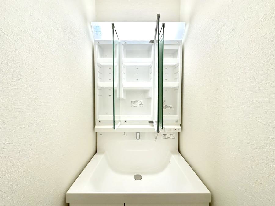 ���̑����� �O�ʋ��̗��ɁA���ϕi��q���p�i�Ȃǂ����[�\�B���ʑ����������ƕۂ��܂��I