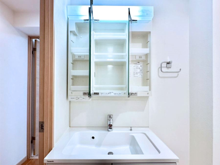 ���̑����� �O�ʋ��̗��ɁA���ϕi��q���p�i�Ȃǂ����[�\�B���ʑ����������ƕۂ��܂��I