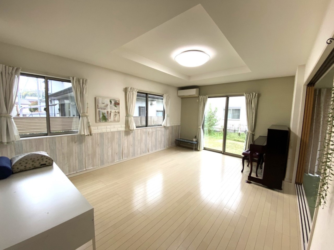 ���r���O ���R������荞�܂�A�Ƒ��c���̏ꏊ�𖾂邭���o