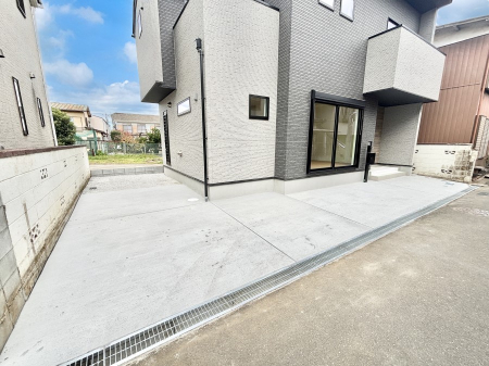  ����2��\�I�}�Ȃ��q�l�̒��ԂɁB�܂��A���Ƒ��̎��]�ԃX�y�[�X�Ƃ��Ă��劈��B