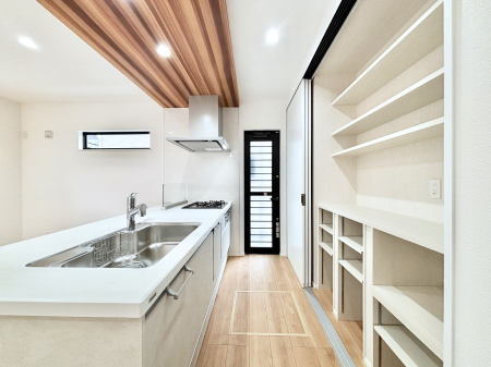 �L�b�`�� �u�₩�ȕ����ʂ蔲����L�b�`���B��������̂Ŗ��邭���C�ɂ��𗧂��܂��B