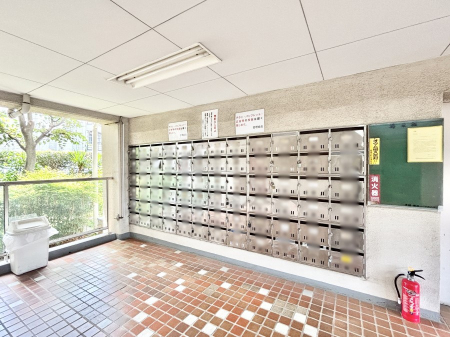 ���̑� �|�X�g�̓G���g�����X���ɂ���̂ŉJ�ɔG�ꂸ�X�ւ��󂯎��܂��ˁI