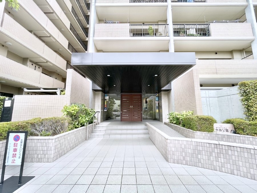 �G���g�����X �O�� �Y��ȃG���g�����X�́A���Z�҂�D�����}������Ă���܂�  