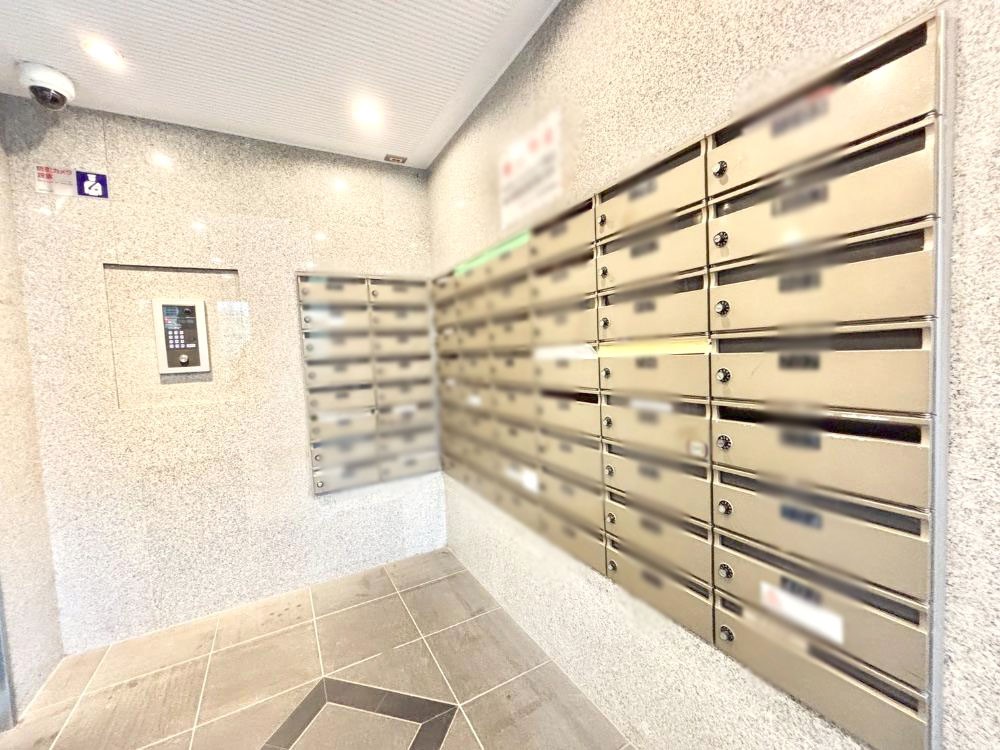 ���̑� �|�X�g�̓G���g�����X���ɂ���̂ŉJ�ɔG�ꂸ�X�ւ��󂯎��܂��ˁI