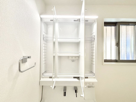 ���̑����� �O�ʋ��̗��ɁA���ϕi��q���p�i�Ȃǂ����[�\�B���ʑ����������ƕۂ��܂��I