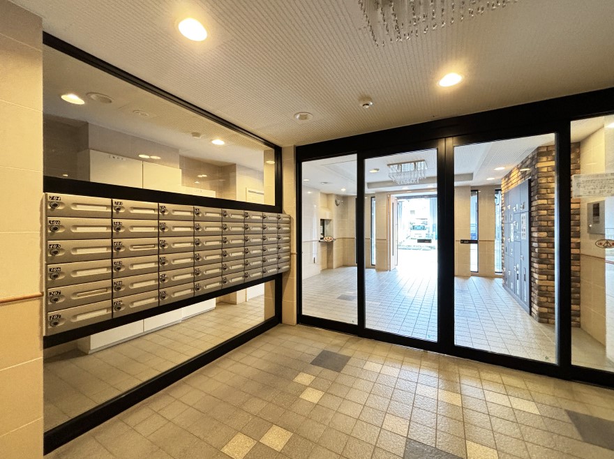 ���̑� �|�X�g�̓G���g�����X���ɂ���̂ŉJ�ɔG�ꂸ�X�ւ��󂯎��܂��I