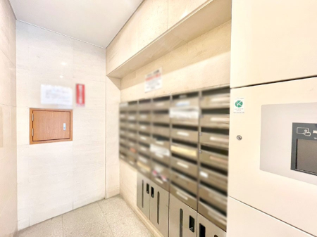 ���̑� �|�X�g�̓G���g�����X���ɂ���̂ŉJ�ɔG�ꂸ�X�ւ��󂯎��܂��ˁI