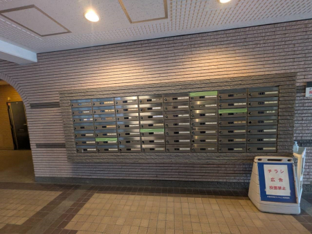 ���̑� �|�X�g�̓G���g�����X���ɂ���̂ŉJ�ɔG�ꂸ�X�ւ��󂯎��܂��ˁI