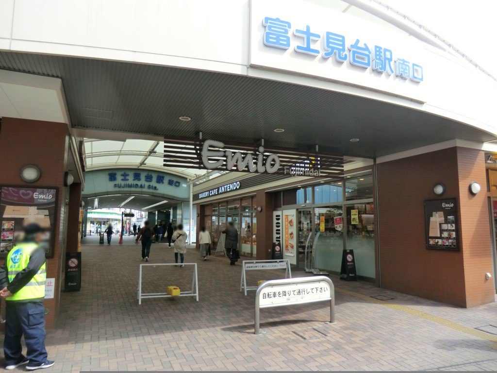 ���ӊ� �V���b�s���O�Z���^�[ 1300m �G�~�I �x�m����