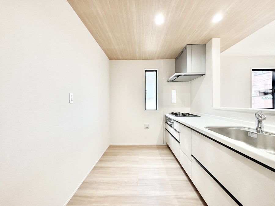 �L�b�`�� �u�₩�ȕ����ʂ蔲����L�b�`���B��������̂Ŗ��邭���C�ɂ��𗧂��܂��B