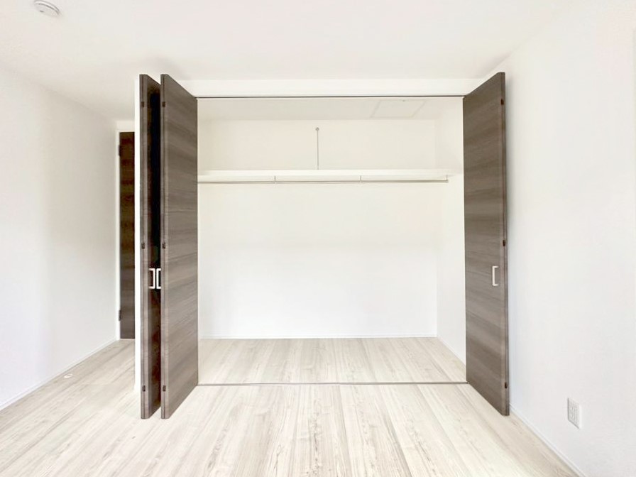 ���[ �m���̃N���[�[�b�g�B���s��������̂Ō���̈ߗނ�����������܂�܂��B