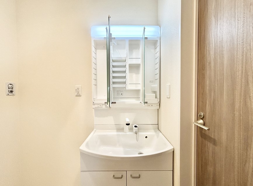 ���ʑ�E���ʏ� �O�ʋ��̗��ɁA���ϕi��q���p�i�Ȃǂ����[�\�B���ʑ����������ƕۂ��܂��I  