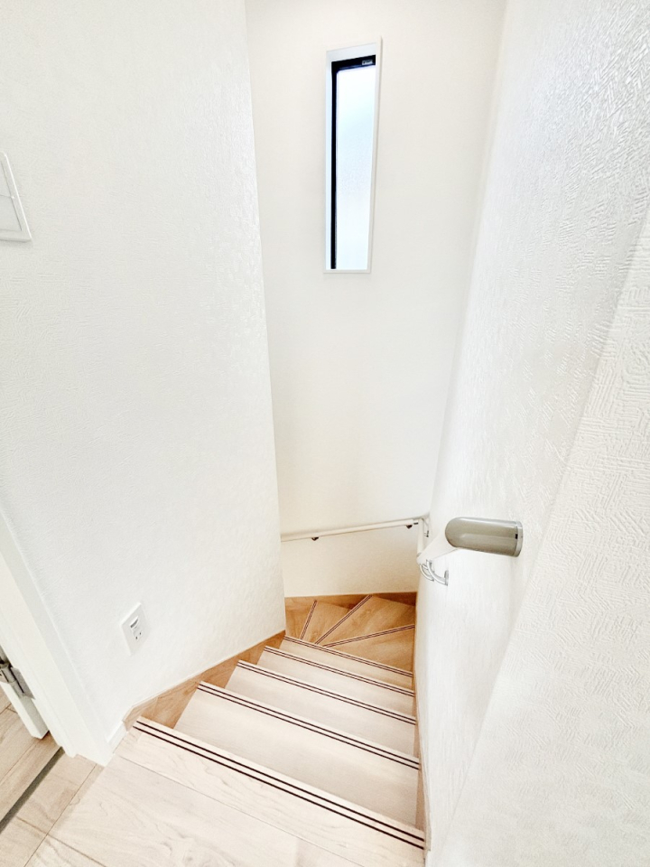 ���̑� �Ƒ��̃R�~���j�P�[�V�����̋@������郊�r���O�C���K�i