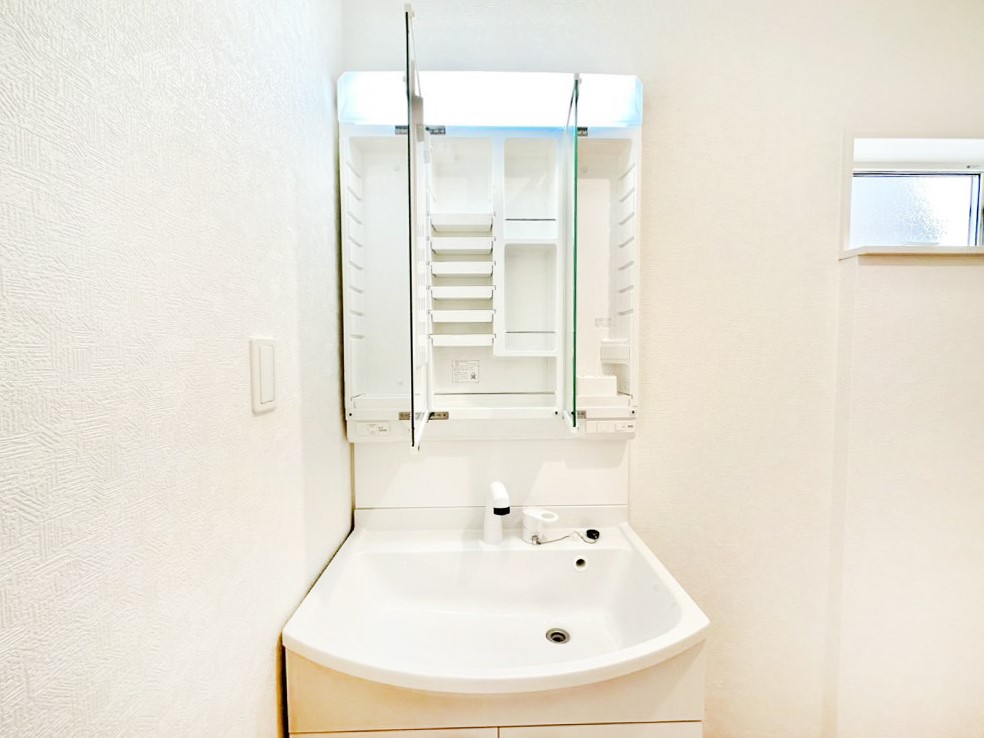 ���̑����� �O�ʋ��̗��ɁA���ϕi��q���p�i�Ȃǂ����[�\�B���ʑ����������ƕۂ��܂��I