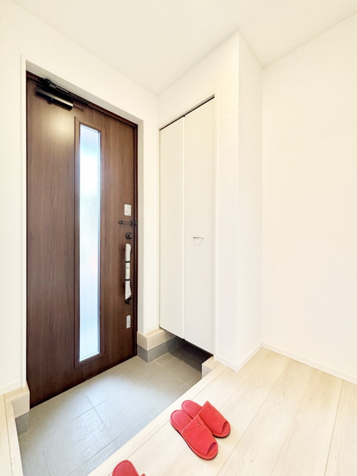 ���� �K���X�X���b�g�̓��������փh�A�������Ɍ���͂��Ă���܂�