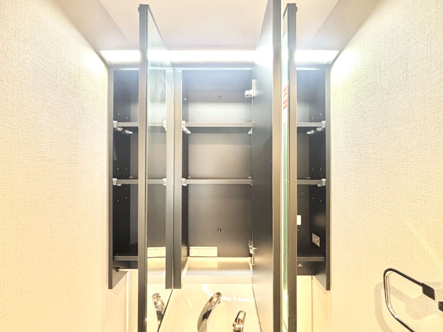 ���̑����� �O�ʋ��̗��ɁA���ϕi��q���p�i�Ȃǂ����[�\�B���ʑ����������ƕۂ��܂��I