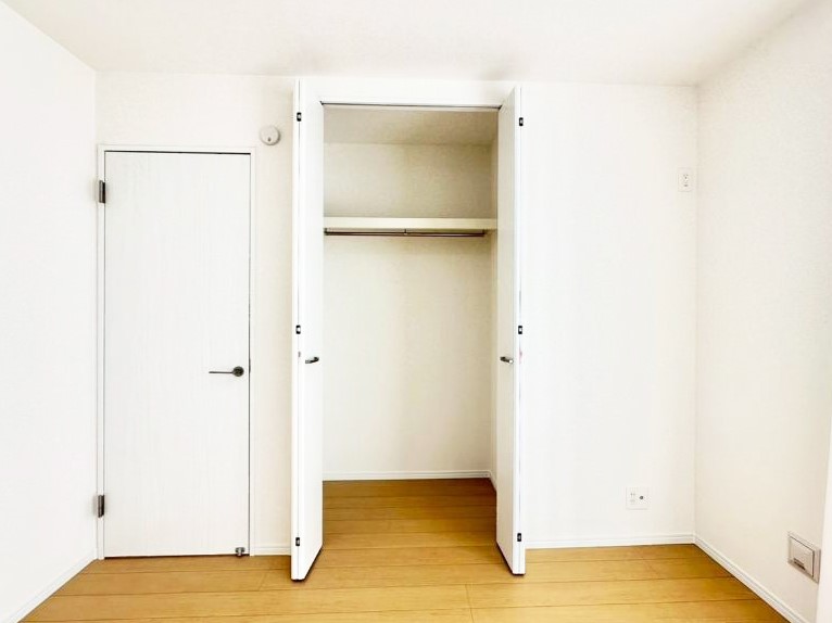 ���[ �m���̃N���[�[�b�g�B���s��������̂Ō���̈ߗނ�����������܂�܂��B