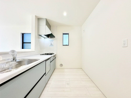 �L�b�`�� �u�₩�ȕ����ʂ蔲����L�b�`���B��������̂Ŗ��邭���C�ɂ��𗧂��܂��B