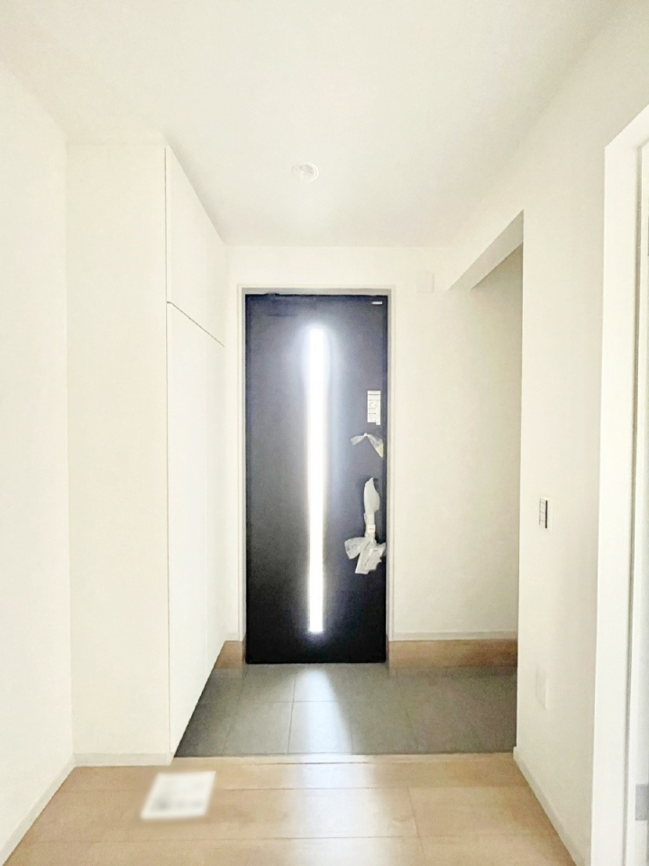 ���� �K���X�X���b�g�̓��������փh�A�������Ɍ���͂��Ă���܂�