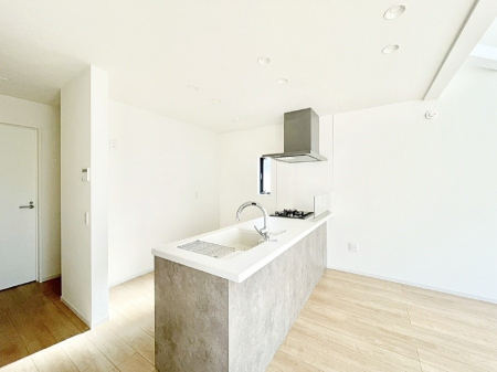 �L�b�`�� �u�₩�ȕ����ʂ蔲����L�b�`���B��������̂Ŗ��邭���C�ɂ��𗧂��܂��B