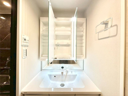 ���̑����� �O�ʋ��̗��ɁA���ϕi��q���p�i�Ȃǂ����[�\�B���ʑ����������ƕۂ��܂��I