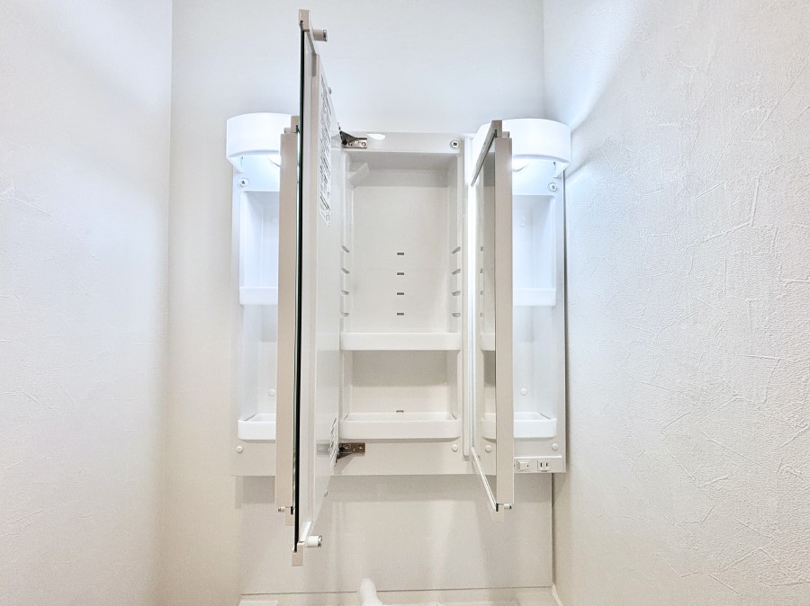 ���̑����� �O�ʋ��̗��ɁA���ϕi��q���p�i�Ȃǂ����[�\�B���ʑ����������ƕۂ��܂��I