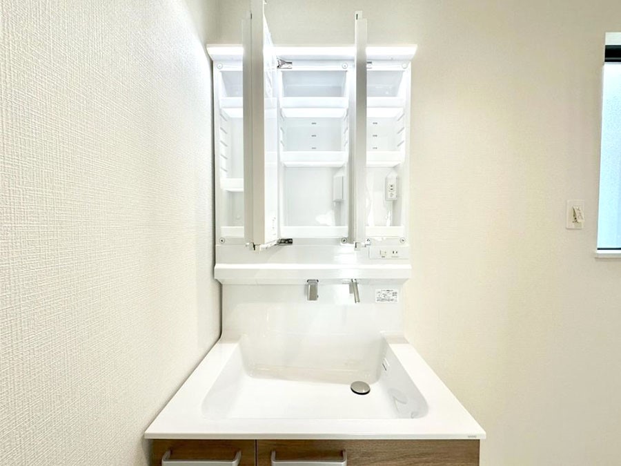 ���̑����� �O�ʋ��̗��ɁA���ϕi��q���p�i�Ȃǂ����[�\�B���ʑ����������ƕۂ��܂��I