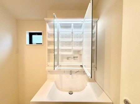 ���̑����� �O�ʋ��̗��ɁA���ϕi��q���p�i�Ȃǂ����[�\�B���ʑ����������ƕۂ��܂��I