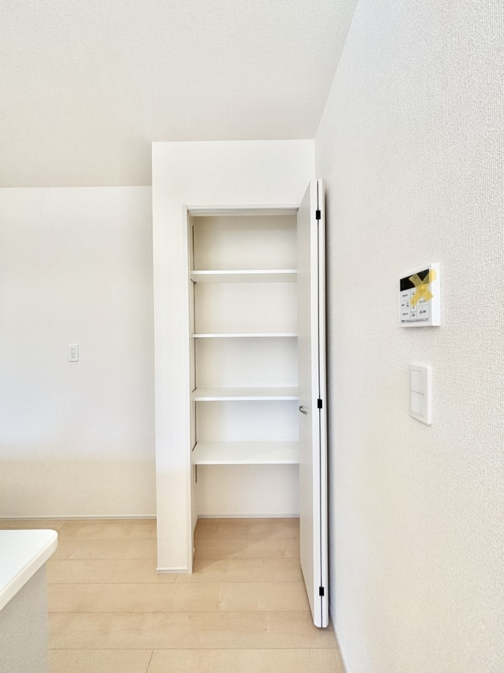 ���[ �L�b�`���̉��I�B�H�ނ̃X�g�b�N�Ȃǂ��X�b�L���u���܂��B