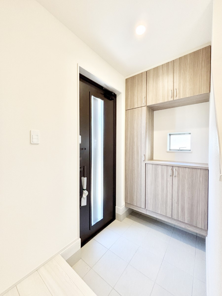 ���� �K���X�X���b�g�̓��������փh�A�������Ɍ���͂��Ă���܂�