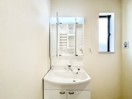 ���̑����� �O�ʋ��̗��ɁA���ϕi��q���p�i�Ȃǂ����[�\�B���ʑ����������ƕۂ��܂��I