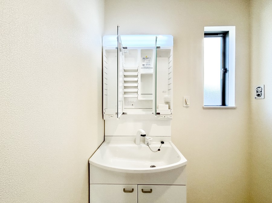 ���̑����� �O�ʋ��̗��ɁA���ϕi��q���p�i�Ȃǂ����[�\�B���ʑ����������ƕۂ��܂��I