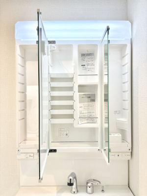 ���̑����� �O�ʋ��̗��ɁA���ϕi��q���p�i�Ȃǂ����[�\�B���ʑ����������ƕۂ��܂��I