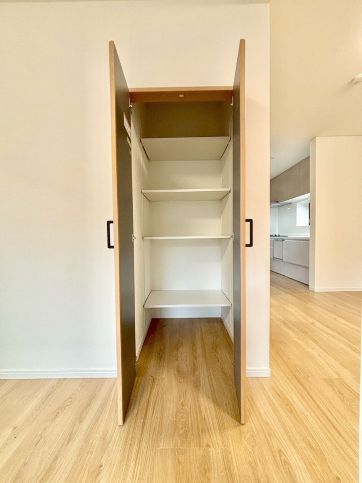 ���̑����� ���r���O���[�B�����Ɏ��[������ƕ����W�܂�LDK���X�b�L���Еt�������ł��ˁB  