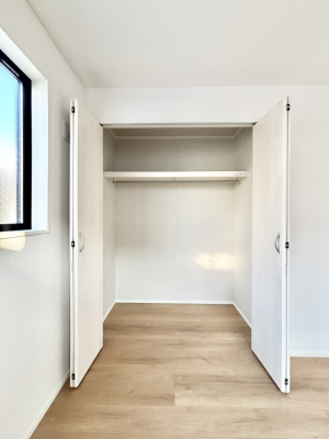 ���[ �m���̃N���[�[�b�g�B���s��������̂Ō���̈ߗނ�����������܂�܂��B